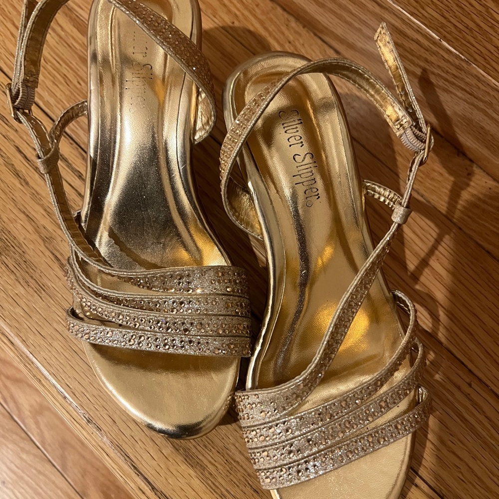 AEROSOLES Metallic Gold Strappy Kids Slingback Heels - Picture 3 of 4